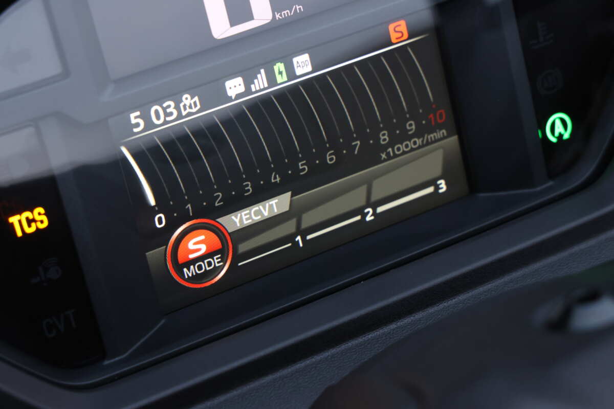 『電子制御CVT』“YECVT”はローギアード側へ「1」、「２」、「３」と段階的に変速比を変更してシフトダウンするイメージ。