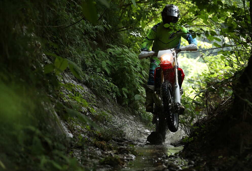 広いコースを走るモトクロスとは違い、難所やシングルトラックと呼ばれる狭い道を走ることもあるエンデューロレース。このためエンデューロレーサーは、“難所での扱いやすさ”や“疲れにくさ”も重要になる。写真はGASGASのエンデューロバイク　EC300（2018モデル）を走らせる谷田貝　洋暁。
