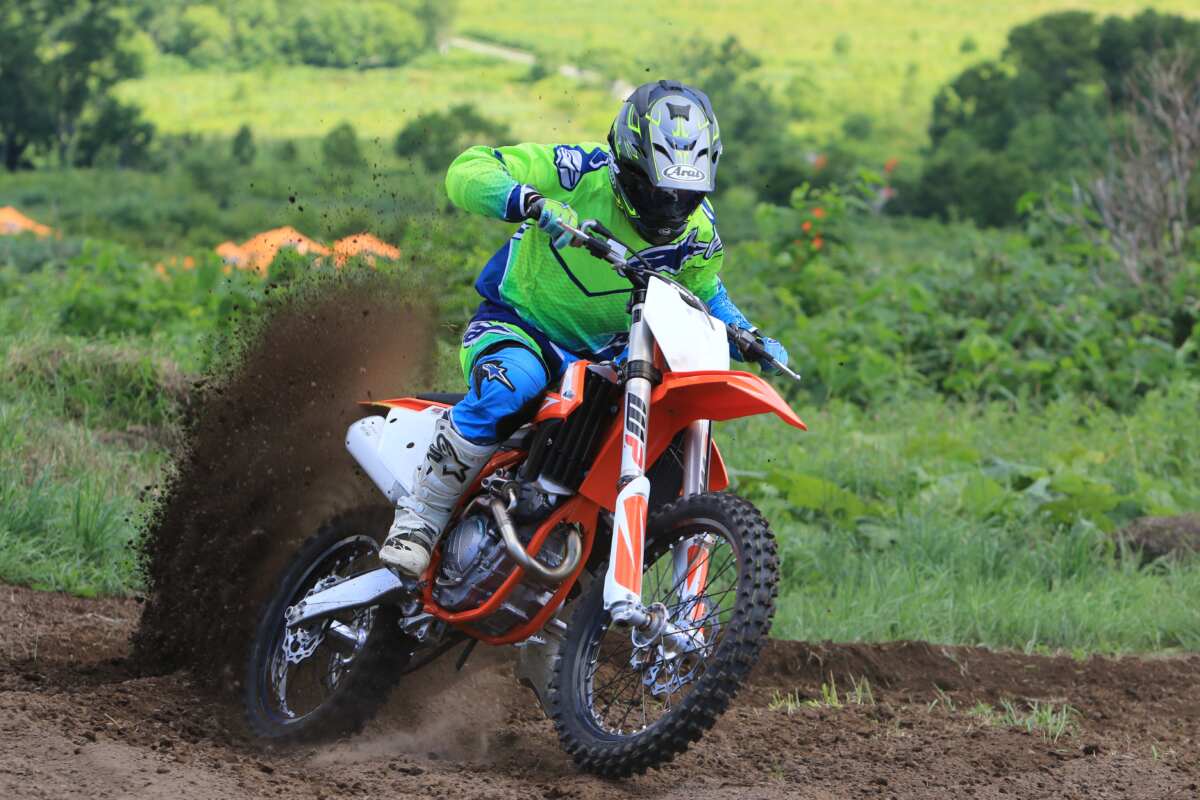 モトクロッサーは、エンデューロレーサーに比べるとエンジンの過渡特性がピーキーでギヤ比の設定もクロスミッション。ギヤも6速などは競技中使わないので軽量化のために5速までしかないのが普通。また車体に関しても、高負荷のかかる大ジャンプの着地やハイスピードなコーナリングに対応できるようサスペンションはもちろん車体もがっちり硬めのセッティングが施される。写真は2018モデルのKTM製モトクロッサー・250SXFを走らせる筆者。