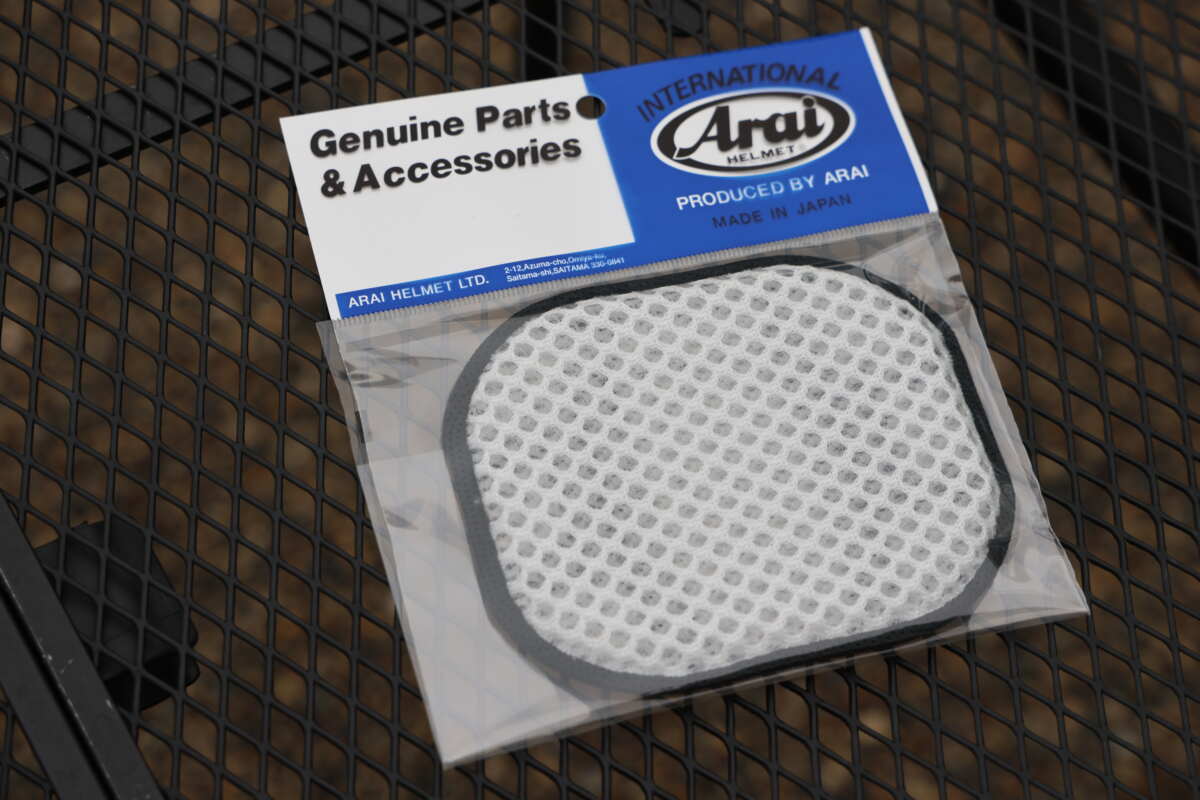 アライヘルメットさんから届いた“謎のパーツ”。開発中とのことでまだ名前も決まってないようだ。