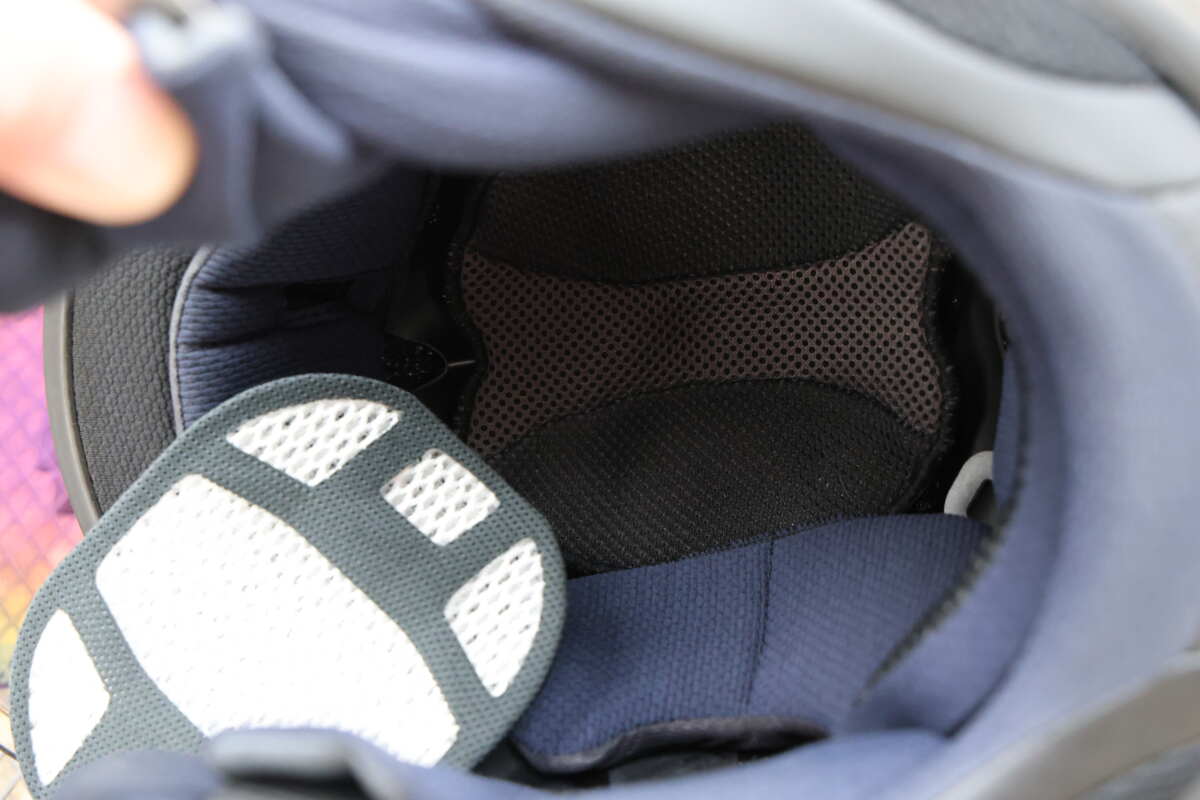 頭頂部のシステム内装の一部をこの“謎のパーツ”交換するようで、対応ヘルメットはアライヘルメットの「VZ-RAM」、「アストロ-GX」、「RX-7X」、「ラパイド-NEO」、「XD」、「TX-V(TX-ストラーダ/ツアークロスV)」。