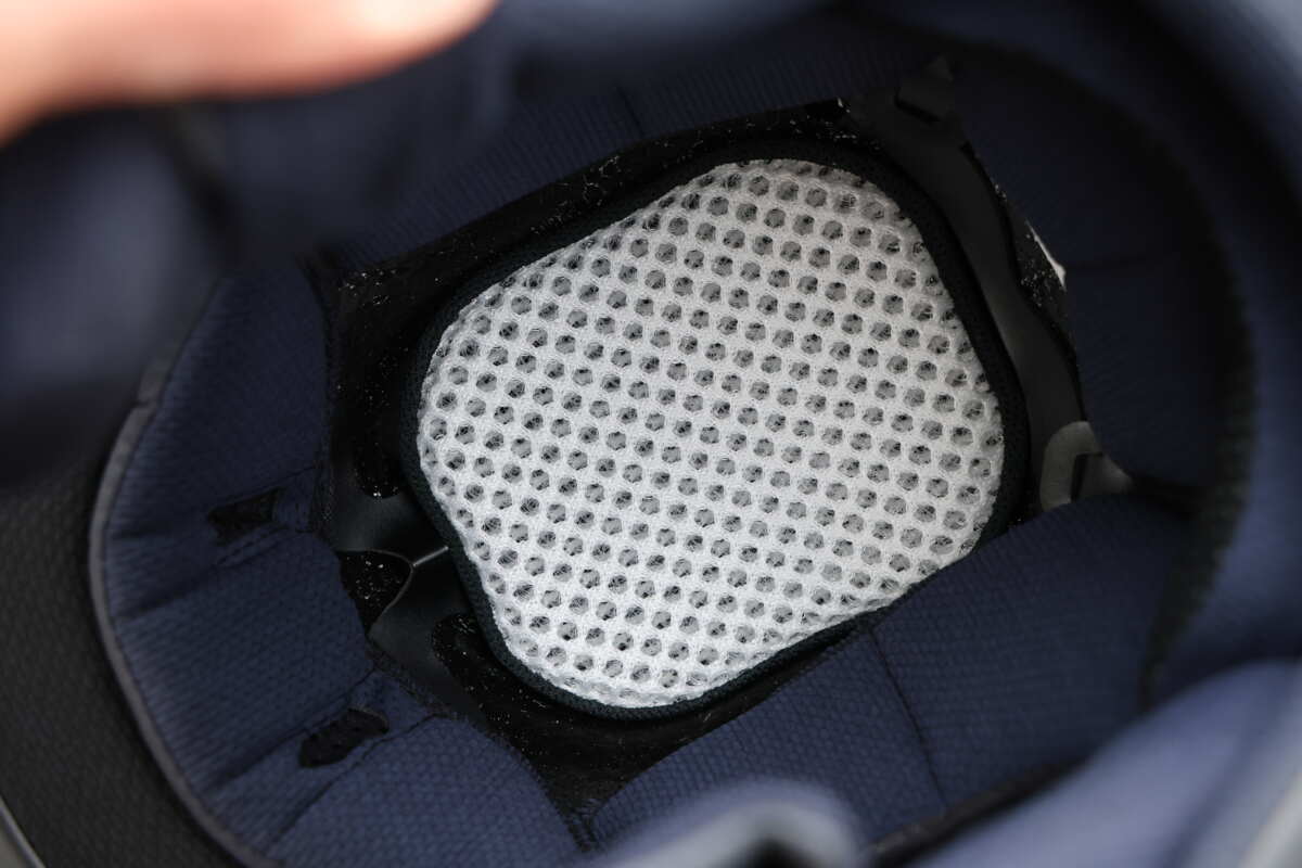 『エアスルーメッシュパッド(仮)』を装着した状態。立体メッシュがいかにも効きそうでしょ!? アライヘルメットさん、ぜひ早期の発売開始を期待してます!!