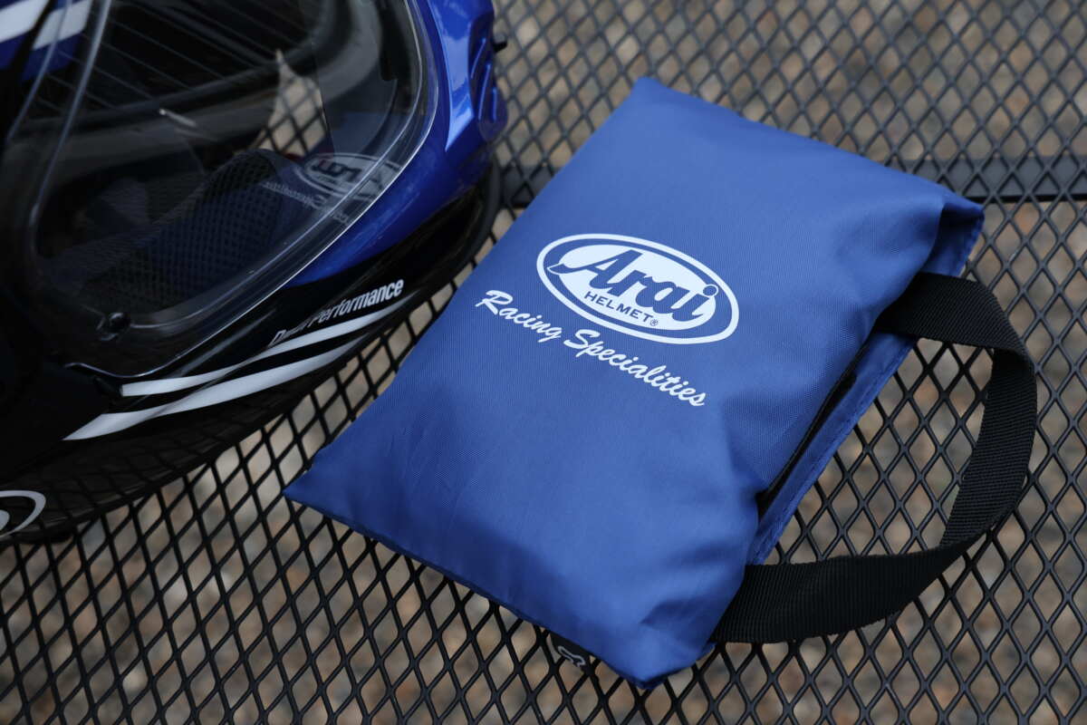 コンパクトに折り畳めて携帯も便利な『Arai ポケッタブルヘルメットトートバッグ』。