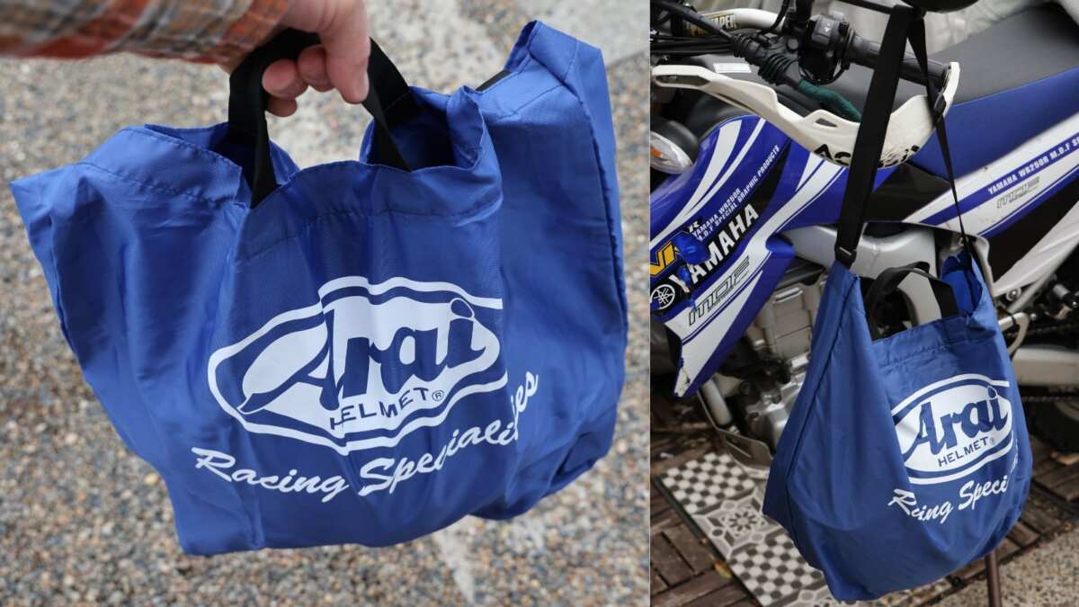 手提げ用の持ち手に加えて、ショルダーストラップも付属しているのでとにかく使い勝手がいい『Arai ポケッタブルヘルメットトートバッグ』。
