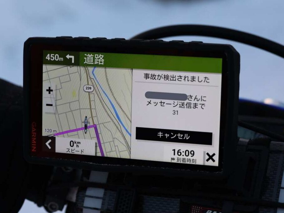 写真はバイクのメーターではなく、ワイズギアの「GARMIN zumo XT2」だが、事故を検知した際にある一定時間の間にライダーが解除作業を行わないと、登録した相手に事故の発生と場所を知らせるメールを送信する機能が付いている。