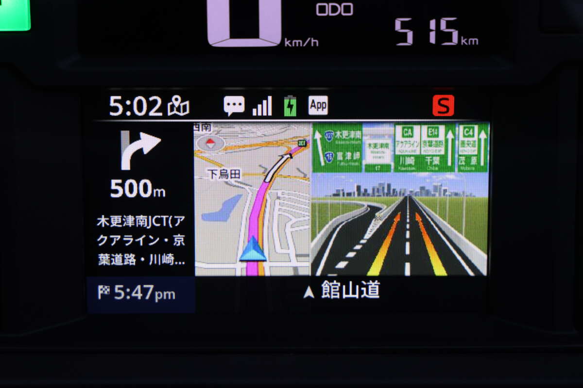 ヤマハのNMAXに2025年モデルから搭載されたスマートフォン連携システムを使うと、「GARMIN StreetCross（GPSナビゲーションアプリ）」の画面をメーターに表示。2026年3月現在、ナビのミラーリング機能はヤマハが採用するこのシステムが最も使いやすい。