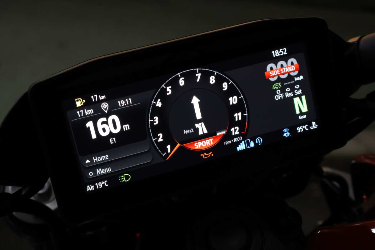 ドゥカティのXディアベルV4（2025年モデル）のメーター。タコメーターの中心部分にターンバイターン式、進行方向や次の転換方向などを表示し、転換点までの距離や最終目的地までの距離や到着時間を画面左に表示。音声案内は日本語非対応で、英語なら「Turn left now」といった音声が流れ、使っていればいずれ慣れる。