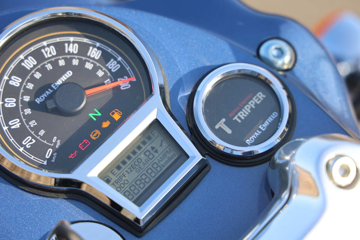 ロイヤルエンフィールド　クラシック650（2025年モデル）のメーターは「TRIPPER」を搭載。矢印だけのシンプルなターンバイターン式のナビ表示ならこんなクラシカルなメーターレイアウトにも自然に収まる。