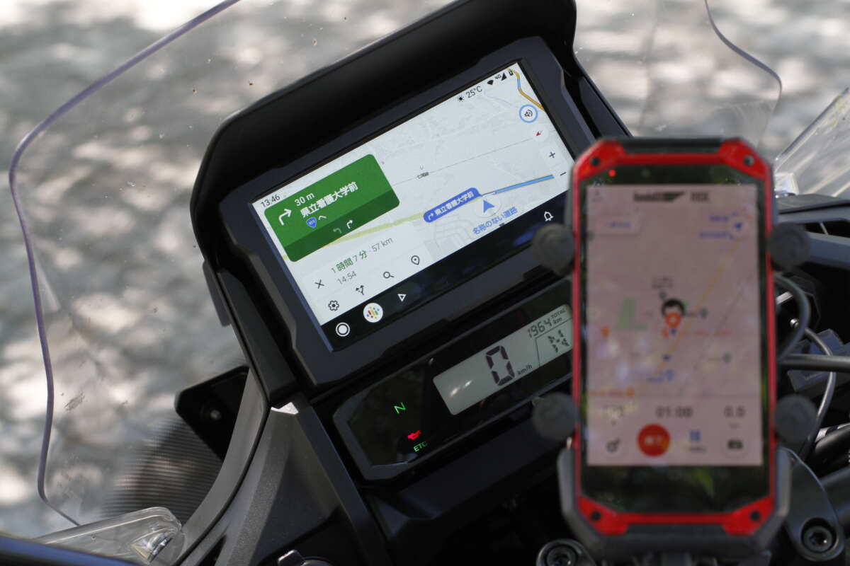 ホンダのNT1100（201年モデル）は、有線接続を行いAndroid AutoもしくはApple CarPlayでスマートフォンアプリをコントロール。音声入力にも対応。