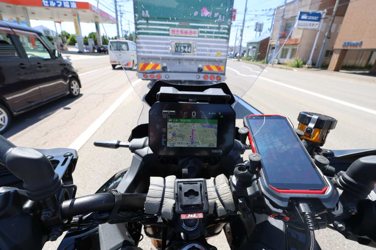 『多機能コネクティビティディスプレイ』の画面ミラーリング機能には、バイクとスマートフォンを物理的コードで繋ぐ有線接続と、BluetoothやWi-Fiなどを使う無線接続がある。写真はトレーサー9 GT+Y-AMTで有線接続でナビ画面をバイクのメーターに転送している。