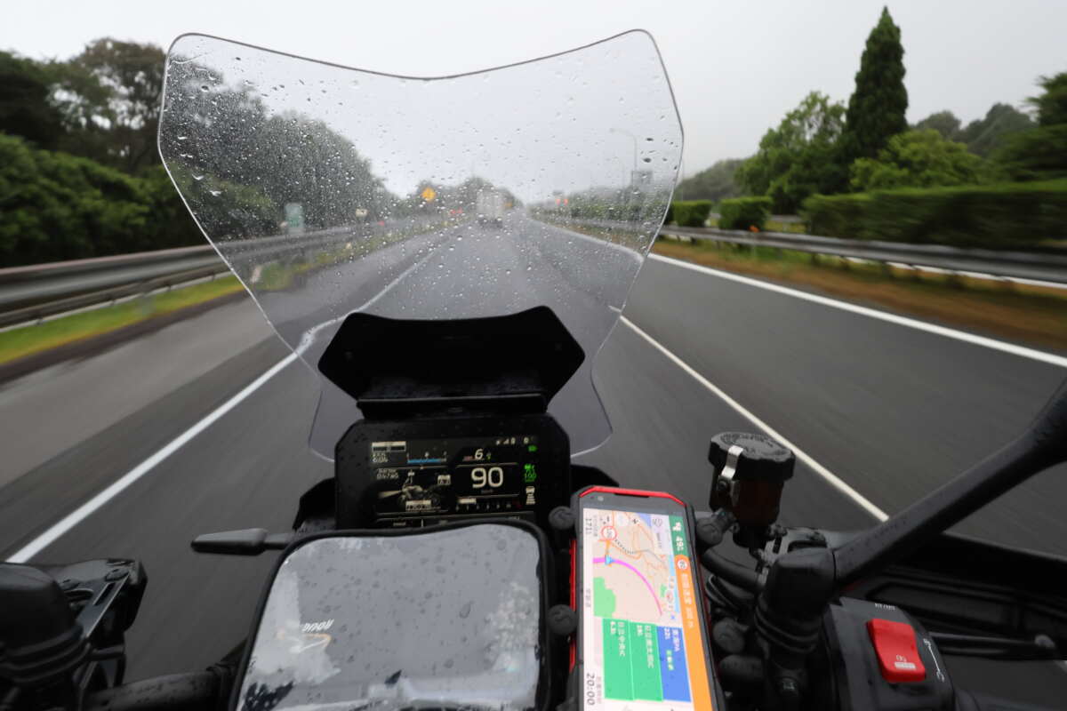 ヤマハのトレーサー9 GT+Y-AMT（2025年モデル）のコックピット。Garmin製のナビアプリを使うため音声案内などのタイミングは非常にいい。……のだが、やはり有線接続だと、防水タイプのUSB Type-Cであってもコネクター部分が雨に濡れると携帯電話側の保護機能が働き、ミラーリング機能がシャットダウンされるなどした。