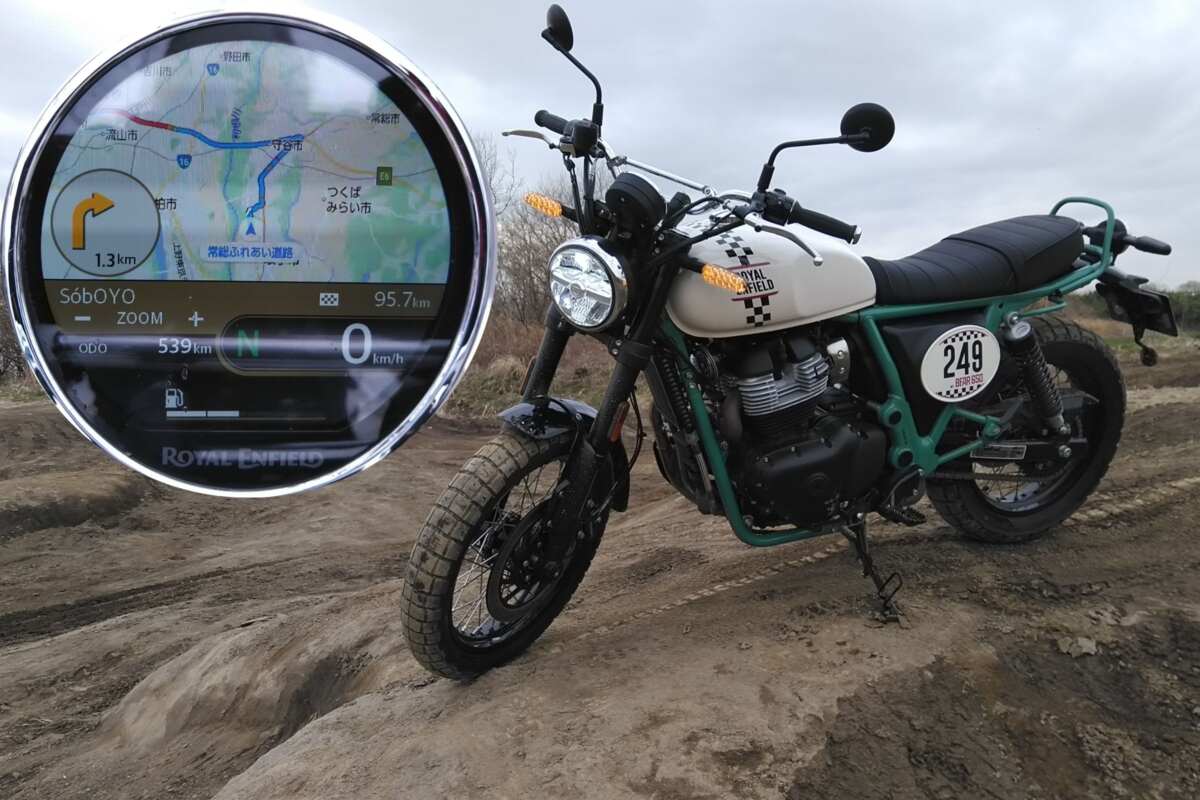 ロイヤルエンフィールド　ベア650（2025年モデル）。こんなスクランブラースタイルのクラシカルなモデルでありながらメーターは最新で、Googleマッププラットフォームの「TRIPPER DASH」を搭載。