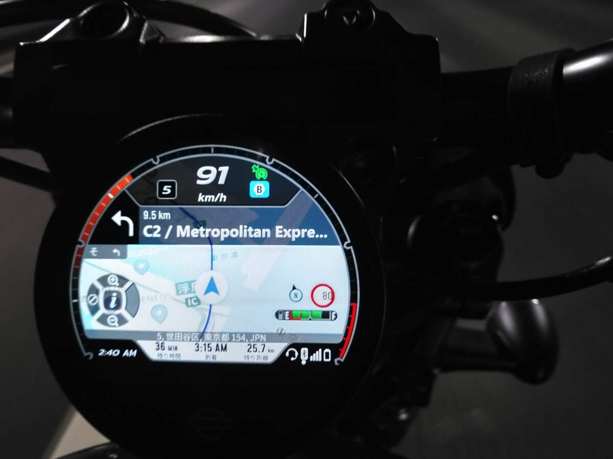 ハーレーダビッドソン　ナイトスタースペシャル（2023年モデル）のメーター。非常にコンパクトなメーターにこれでもかと機能を詰め込んでいる。