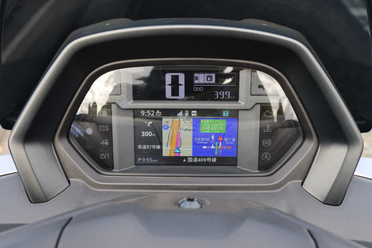 Garmin製の専用アプリ「StreetCross」を使うヤマハのスマートフォン連携システム。写真はNMAX（2026年モデル）のメーターで、交差点案内表示なども非常にわかりやすい。