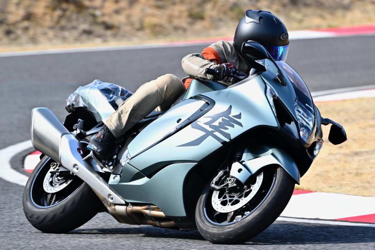 「那須MSLステップアップ試乗会」。その最大の特徴は大型自動二輪免許を持っていなくてもビッグバイクに乗れてしまうところ。しかも、レッドバロンでバイクを買った“レッドバロン会員”であろうとなかろうと参加OKだぞ！　写真はスズキ・HAYABUSAに乗る筆者・谷田貝　洋暁。