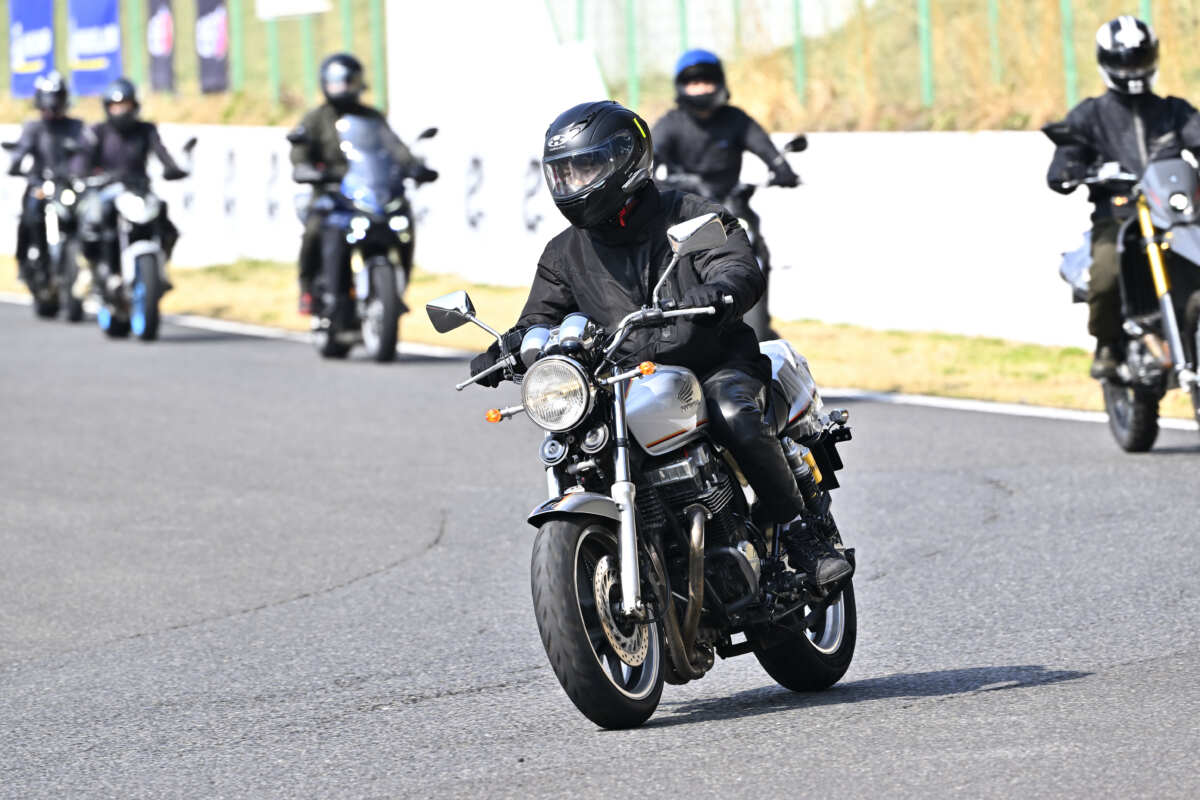 レッドバロンが管理する二輪専用サーキット「那須モータースポーツランド」にて開催している「ステップアップ試乗会」。その最大の特徴は大型自動二輪免許を持っていなくてもビッグバイクに乗れてしまうところ。しかも、レッドバロンでバイクを買った“レッドバロン会員”であろうとなかろうと参加OKだぞ！