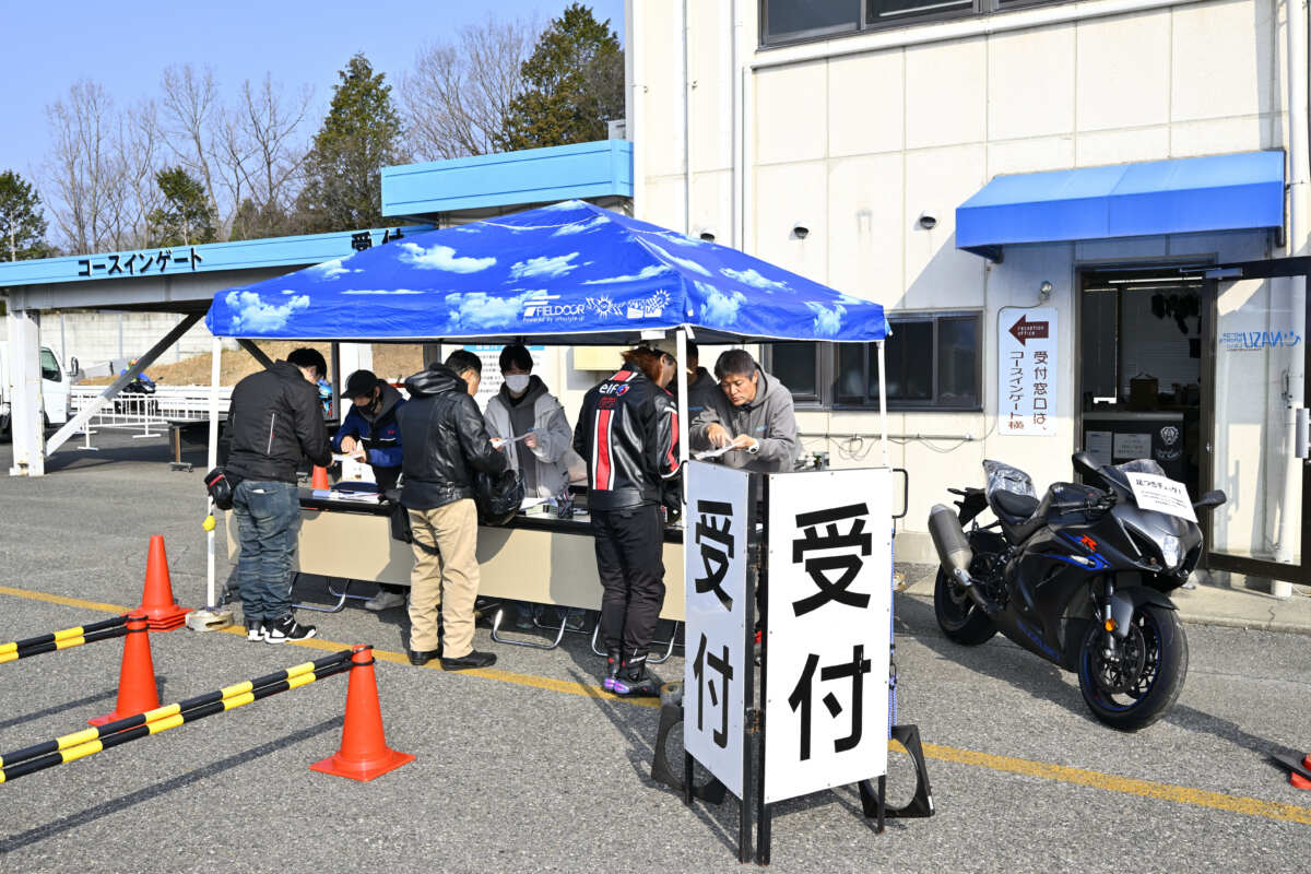 「ステップアップ試乗会」は事前予約制。会場に到着したらまず受付へ。参加費はなんと1000円ぽっきりで、時間が許す限り1日何回でも試乗可能だ。