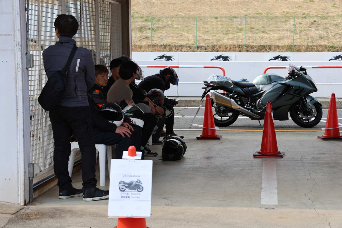 乗りたいバイクが決まったら、該当モデルの発着所に用意されているイスに座って順番を待つ。空いていればすぐに乗ることができるが、人気のモデルは10人以上が並ぶことも。ちなみに今回の人気車はスズキのHAYABUSAとカワサキのZ900RS。試乗１サイクルは6〜7分ほどで8人並んでいれば40〜50分待ち。