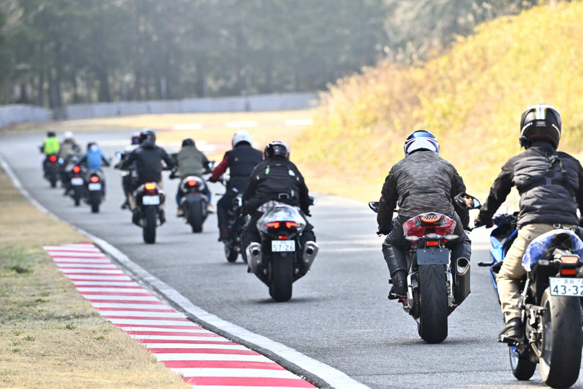 １０台ごとの隊列走行で1kmちょっとの那須スポーツランドのサーキットを２周する。先導走行はほどよいペースで行われ、追い越しなども禁止なので、サーキットだからと気負う必要もないのがいい。この日も多くの普通自動二輪免許ライダーがビッグバイクの乗り味を体感した。