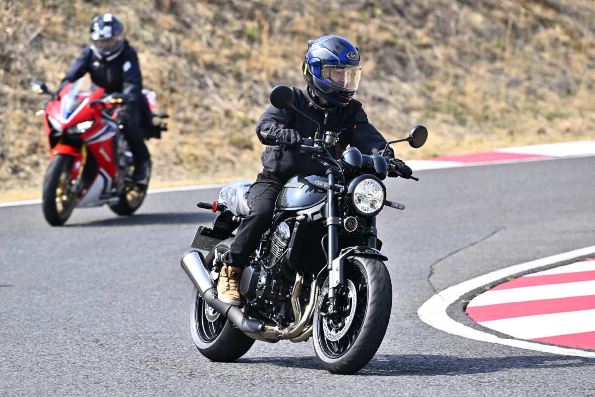 カワサキのZ900RSもHAYABUSAと同じくらいの試乗列ができる人気ぶり。しかも、リストを見ると、モデルチェンジで電子制御スロットルを手に入れた最新の2026モデルだったりする。