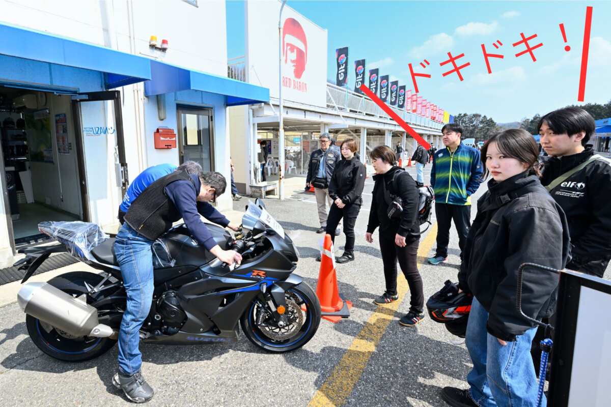 憧れのCBR600RRへの試乗を前に、受付脇に置かれていた足着きや引き起こし確認のためスズキのGSX-R1000で入念にチェック！　同じスーパースポーツモデルのGSX-R1000でなんとかなることを事前に確認できたことで試乗への自信がついた。