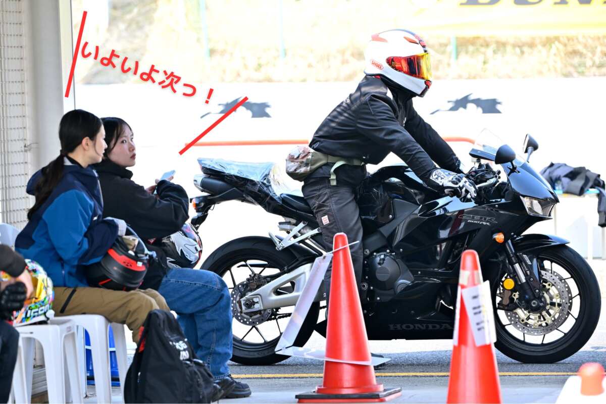人気モデルのため常に5、6人の試乗列ができていたCBR600RR。いよいよ憧れのCBR600RRへの試乗時間が迫ってきた！　