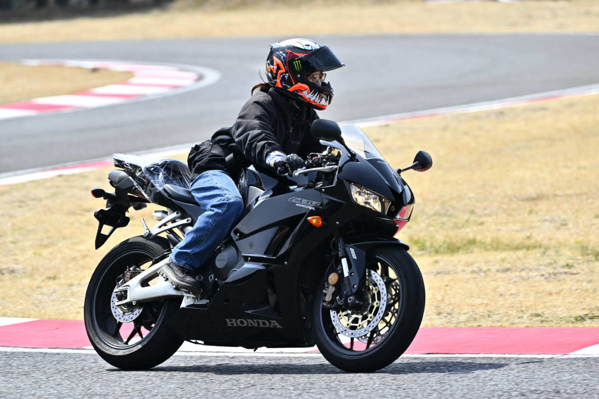 見事、憧れのCBR600RRでビッグバイクデビューを果たしたワタナベさん。
