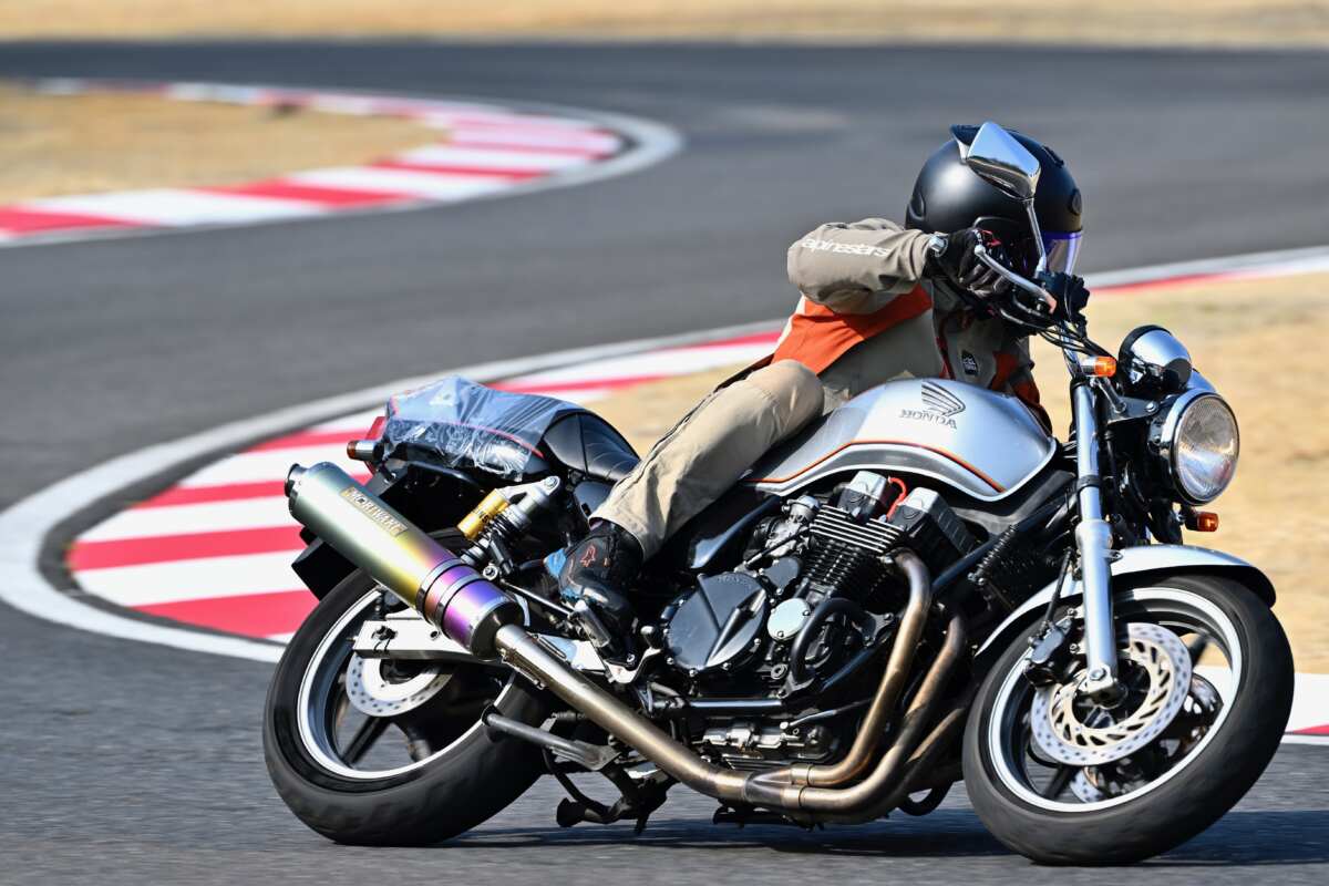 空冷4気筒エンジンを積むホンダ・CB750。空冷エンジン由来のくぐもるようなメカニカルノイズが懐かしい。キャブレターによる吹け上がりも、とにかく乗りやすくなった現代のインジェクション車にはない味わいがある。