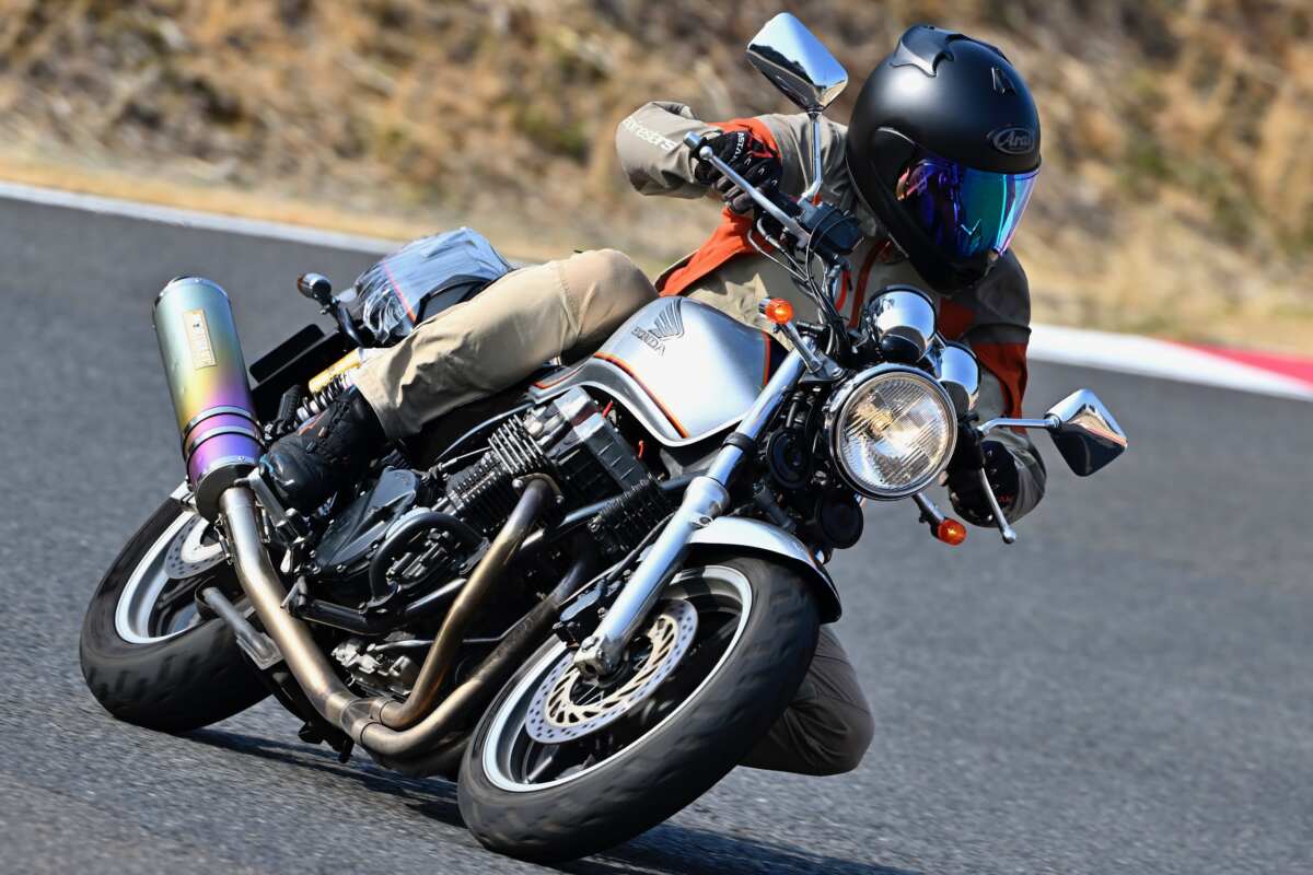 いつかは乗りたいと思っている絶版車が「那須MSLステップアップ試乗会」の試乗車リストにあったら、どんなものか乗ってみるしかないよね！！　写真はホンダ・CB750（1995年式）に乗る筆者・谷田貝　洋暁。