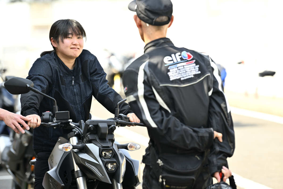 コンパクト化が進んでいるとはいえ、ビッグバイクは車格が大きくお重め。跨って支えられるかを慎重に吟味。