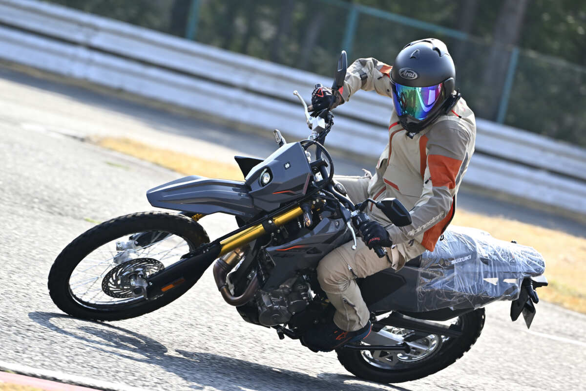 この他、「那須MSLステップアップ試乗会」には普通自動二輪免許で乗ることができる現行モデルも用意。今回の場合、写真のスズキ・ＤＲ-Ｚ４S/SM（2025モデル）の他、カワサキ・エリミネーター（2026モデル）、YZF-R3（2025モデル）といったモデルも用意された。