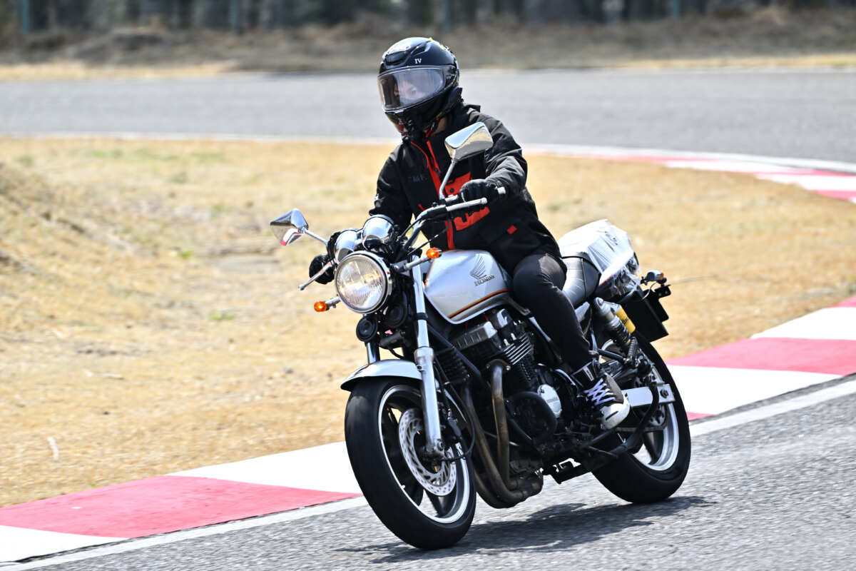 ホンダ・CB750でビッグバイクデビューするH.Mさん。次は直列3気筒エンジンを積むトライアンフのスピードトリプルに乗ってみたいとのこと。