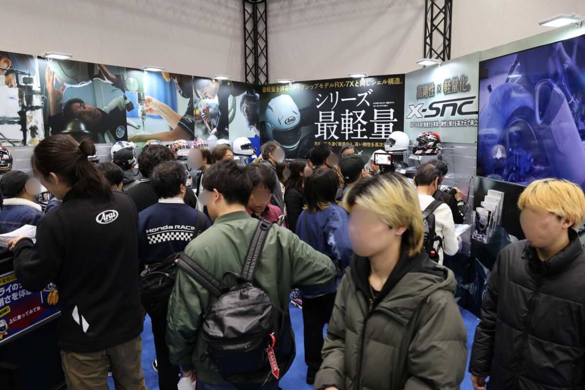 来場者で賑わうアライヘルメットのブース。新作のアライヘルメット『X-SNC』のコーナーは特に人気だ。