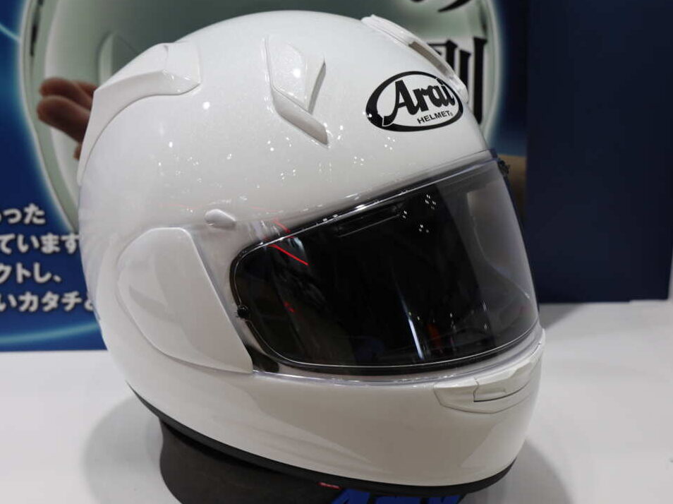 アライヘルメット『X-SNC』の価格はソリッドモデルが税込6万9300円。グラフィックモデルが7万9200円。アライヘルメット2026カタログはこちら！