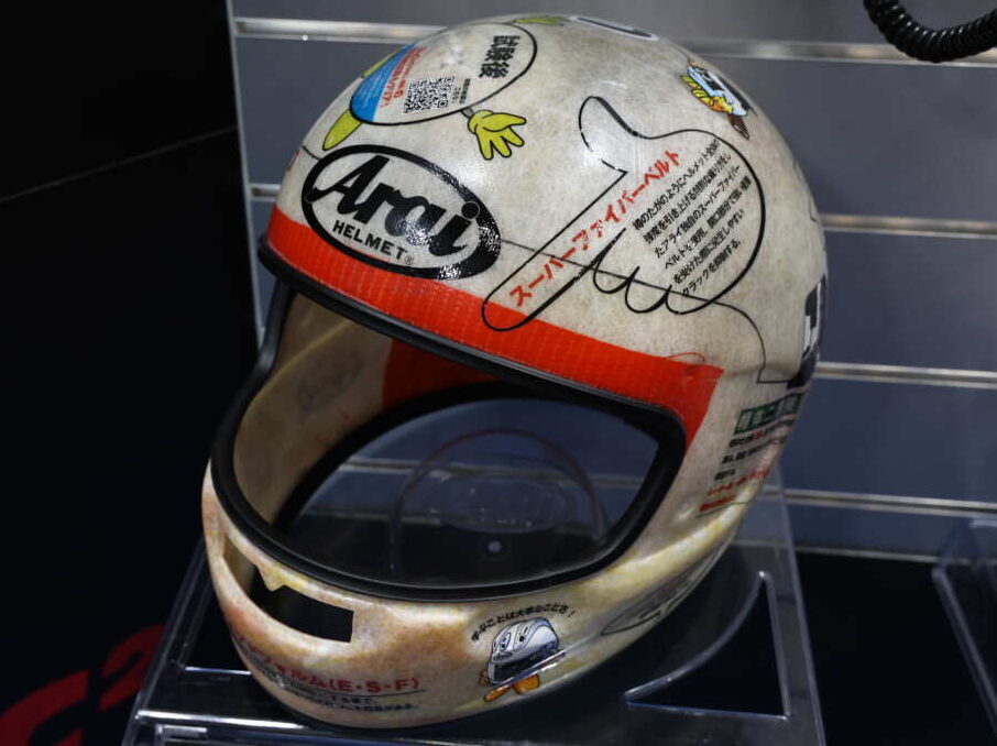 最高峰モデルの「RX-7X」と同じシェル構造を採用し、新配合素材で軽量化を図った。