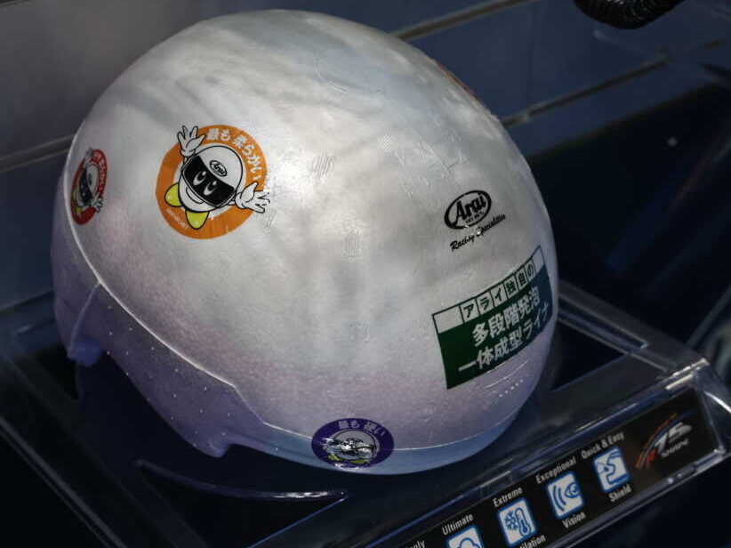 後頭部や側頭部など、衝撃を受ける場所の面積に応じてライナーの衝撃吸収能力（硬さ）を変える「多段階発砲一体成形ライナー」を採用。安全性はもちろん、帽体の軽量・コンパクト化にも貢献している。