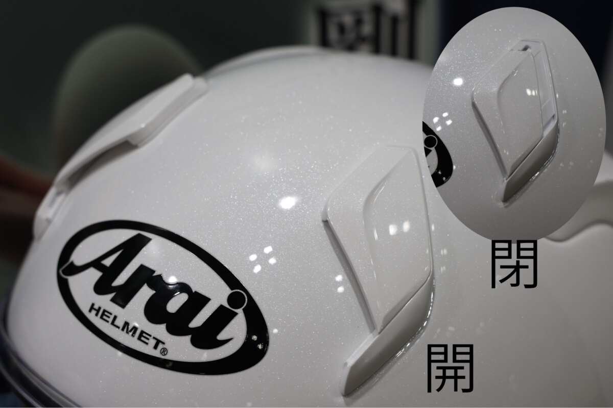 秘密は額の左右にあるインレットの位置の形状。より多くの空気を取り込むようになっている。