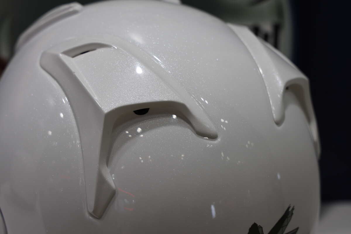 後部のアウトレットはベンチレーションの開閉機能を廃止して更なる軽量化を追求。開閉機能はなくても雨などの浸入はないという。