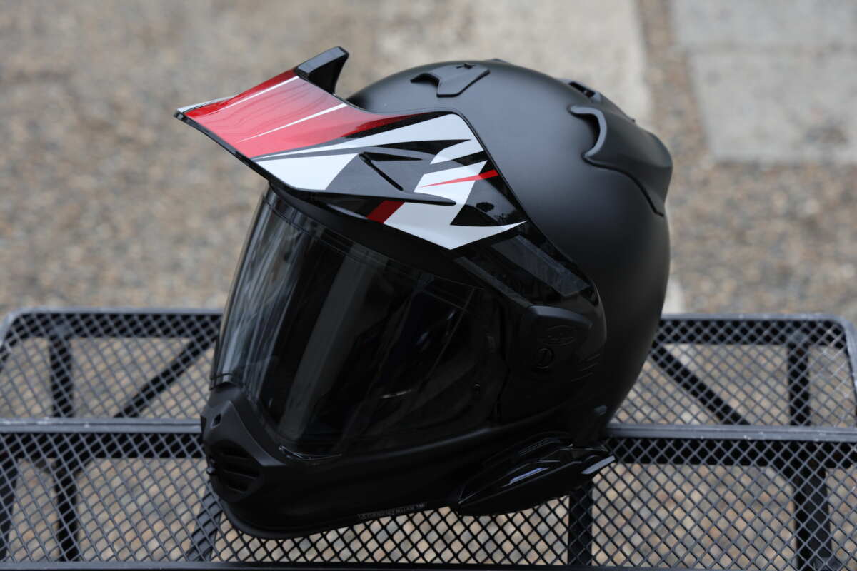 「TX-Vバイザー」としてのカラーラインナップはグラスホワイト、グラスブラック、フラットブラックの３色だけだが、「ツアークロスV」の補修パーツを使えばグラフィックモデル用のバイザー（7,480円）も装着可能で、雰囲気をガラリと変えられる。