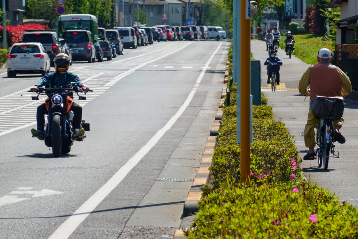 バイク　自転車　すれ違い