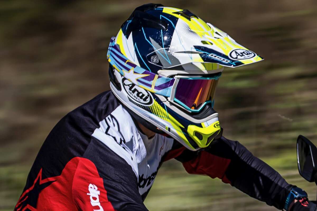 オフロード走行では呼気と視界の分断するために専用のゴーグルを使う。