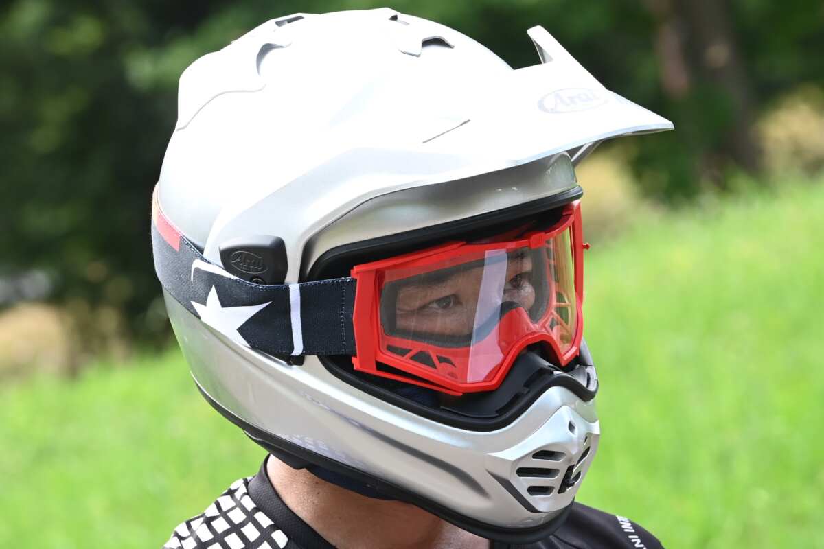 装着してみないと実際の視界の広さはわからない。いくつか試してみて最も視界の広いモデルを選ぼう。写真はアリエテの8Kで、以前のモデルよりずいぶん左右の視界が広くなった。メガネ対応でアンチフォグ機能付き。