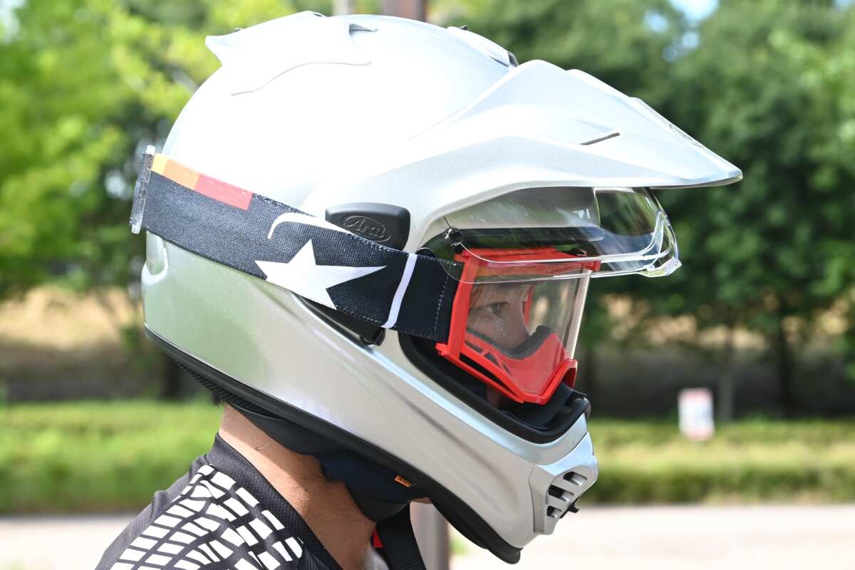 写真のようにヘルメットのデザインに平行に回すのがポイントで、上がりすぎ＆下がりすぎたり、バンドが妙に歪んでいるのもカッコ悪い。この“ゴーグルバンド垂れ下り案件”は僕自身よくやらかしがちなのだが、インプレッションの撮影時にコレをやるとカメラマンから「なんか素人っぽいからバンドちゃんとして！」と撮影を中断して直させられるくらいなのだ（笑）。