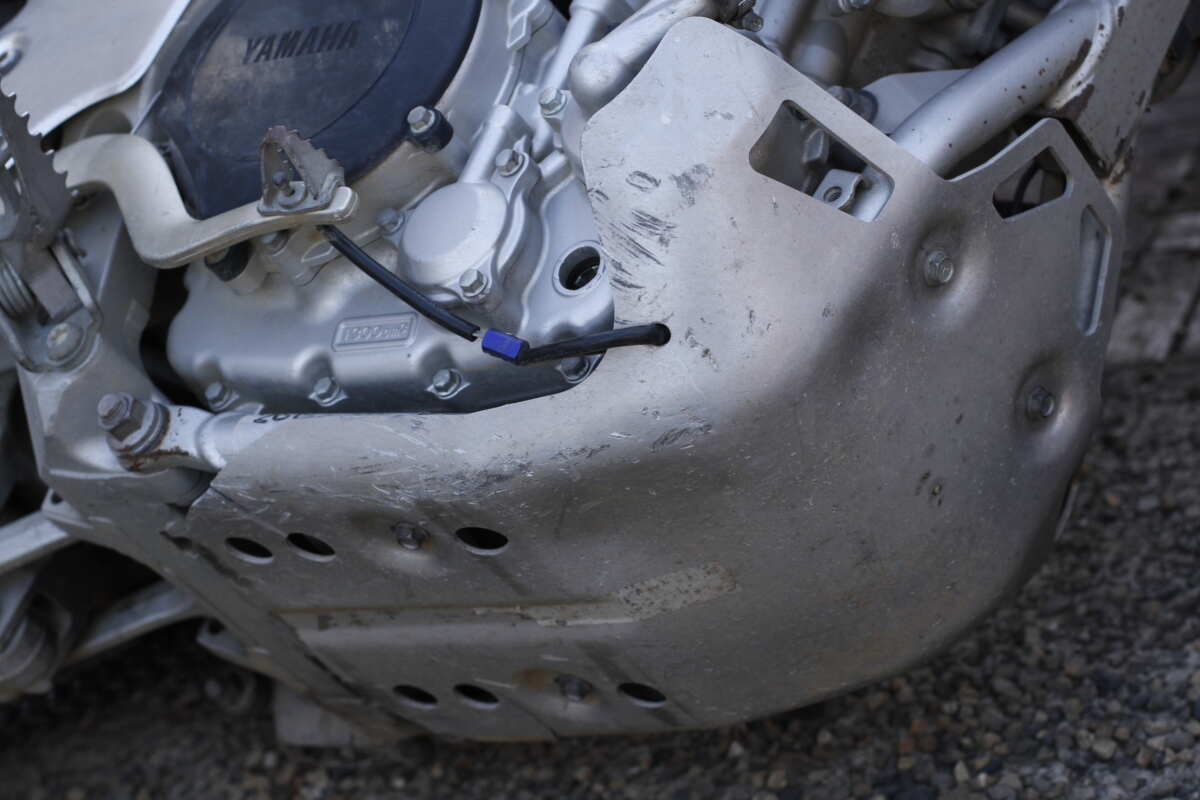 エンジンやフレームの下回りを守るのがエンジンアンダーガード。写真のヤマハのWR250R用のアンダーガード（ワイズギア製）。