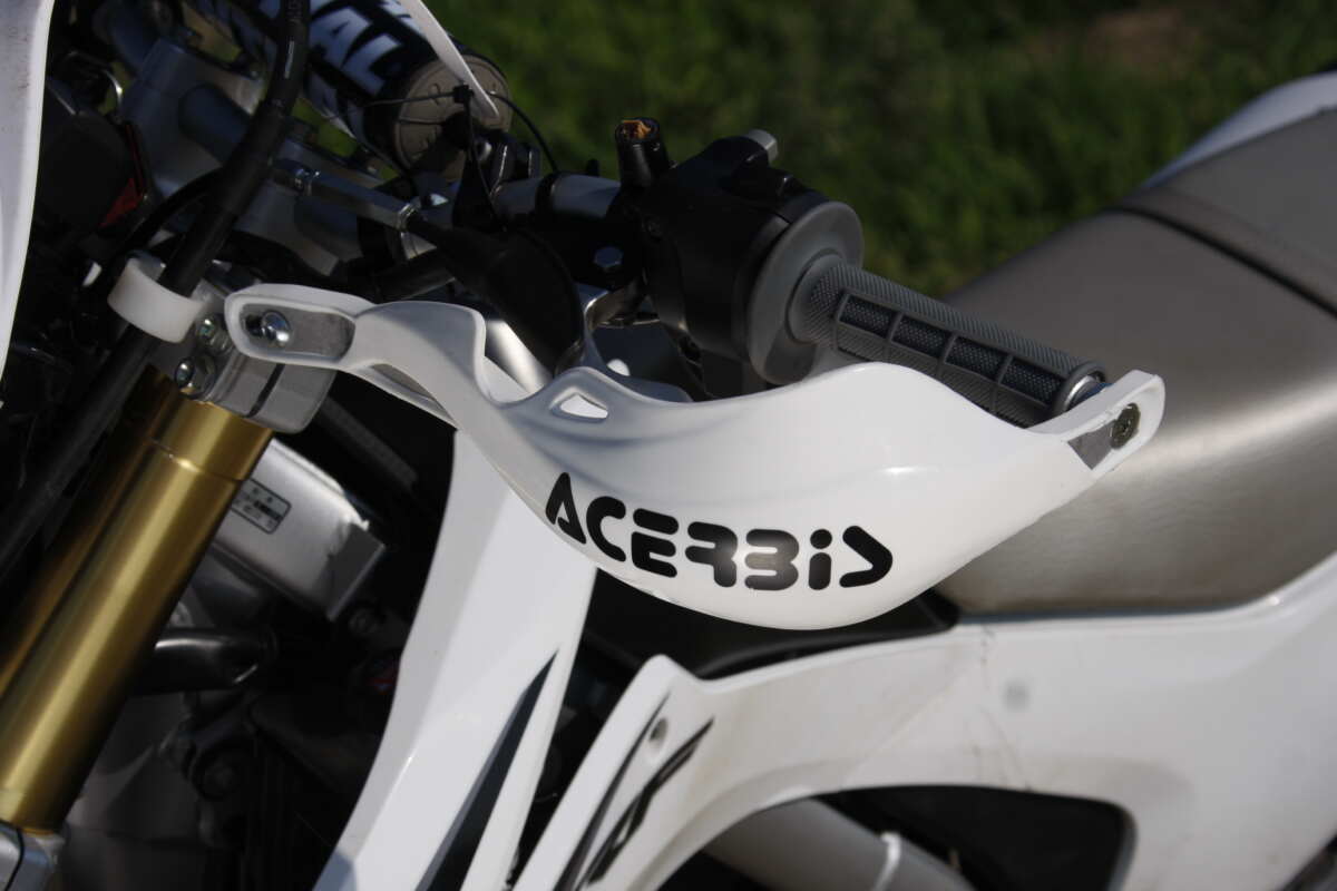 CRF250Lに取り付けたアチェルビスのハンドガード。アルミの芯入りで藪漕ぎ時のブッシュヒットはもちろん、転倒時にもしっかりレバーをしっかり守ってくれる。