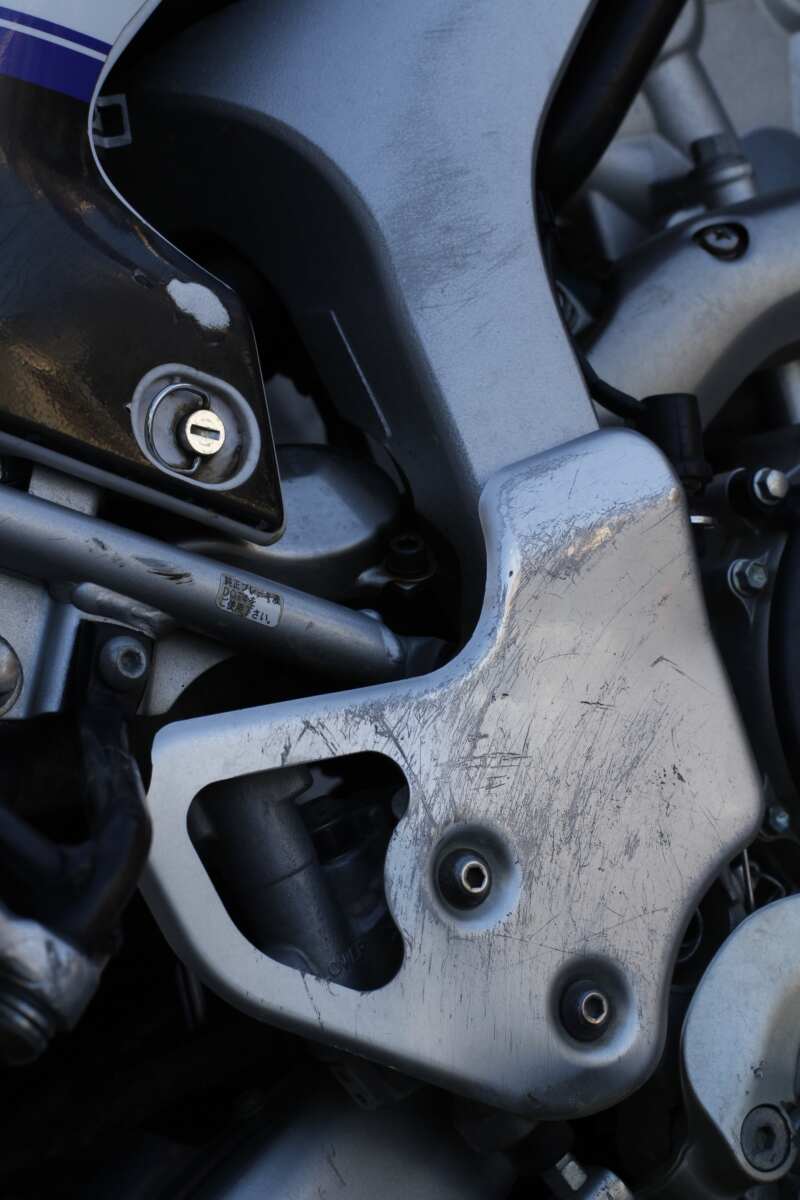 WR250Rに取り付けたフレームガード（ワイズギア製）。走行不能になるわけじゃないが、見栄えを考えると新車のうちにプロテクターなり、傷防止シートなりを貼っておきたい。