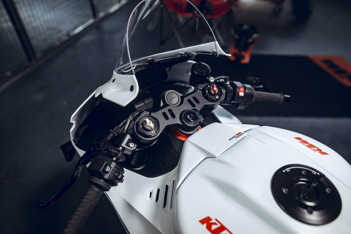 サーキット走行を見据えたキャラクターに仕立てられたKTMの990 RC Rのサーキット専用バージョン990 RC R TRACKの『セパレートハンドル』。