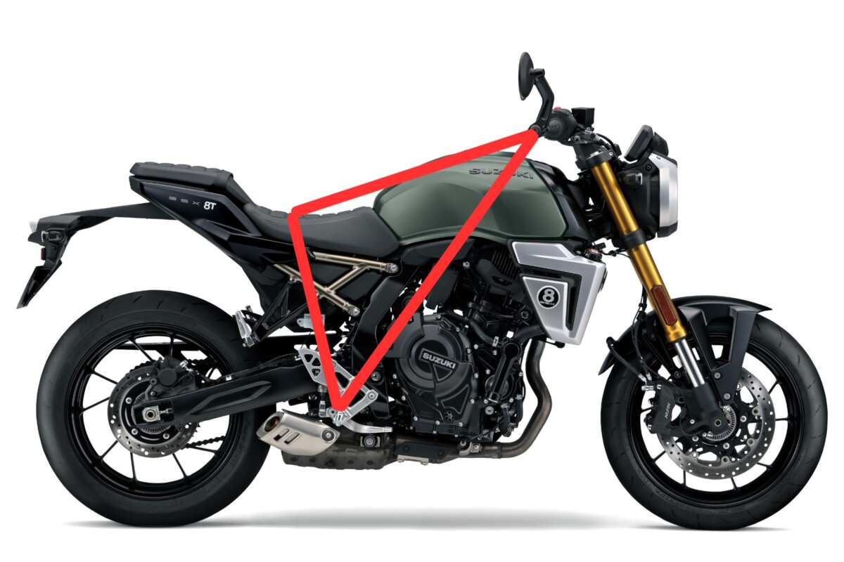 ネイキッドスタイルのスズキ　GSX-8TT（バーハンドル）