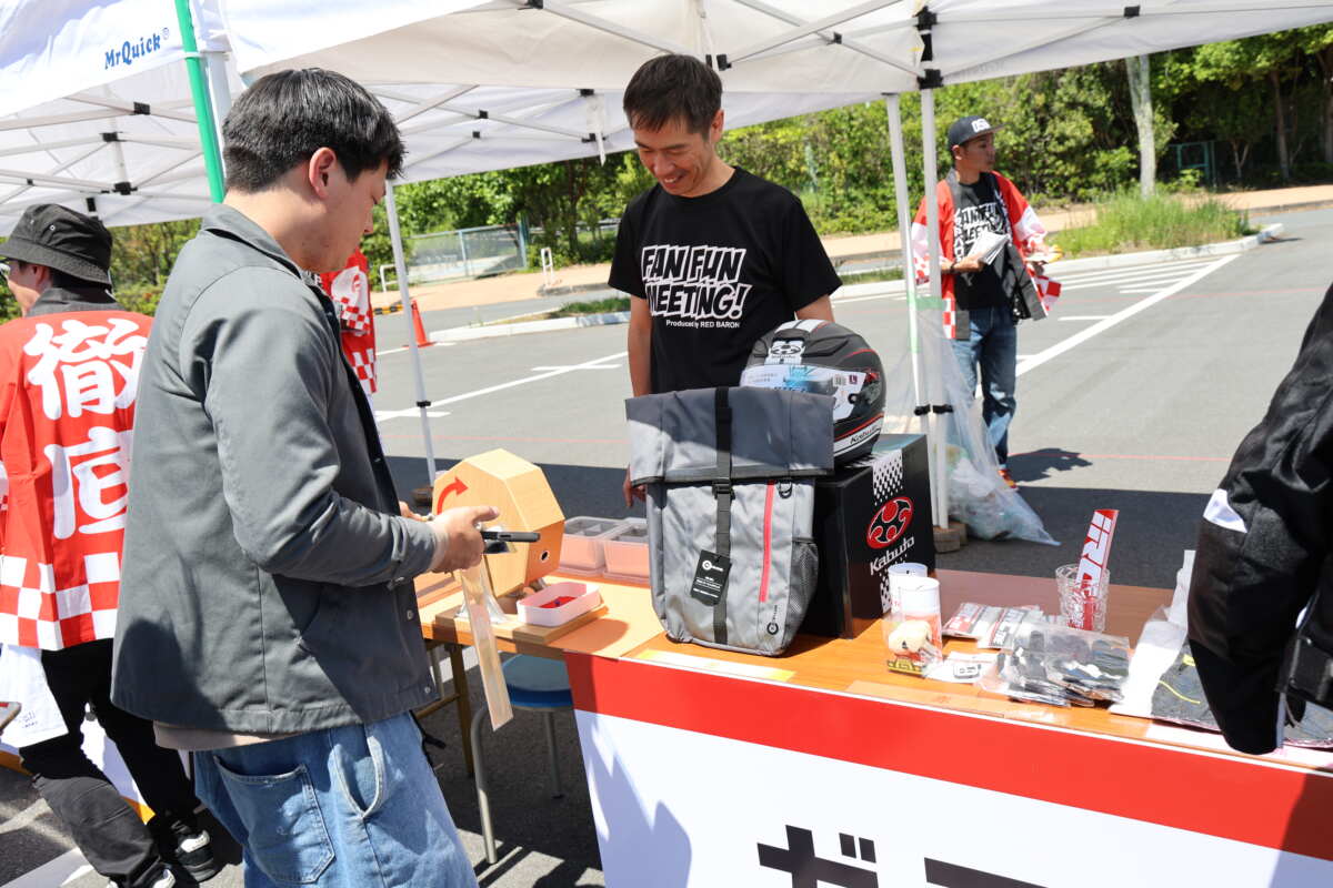 会場では、“SNSのいいね”、またはリポストでハズレなしのガラポン抽選会やレースクイーン撮影会などのイベントが目白押し。これで参加費無料なのだから嬉しいかぎり!