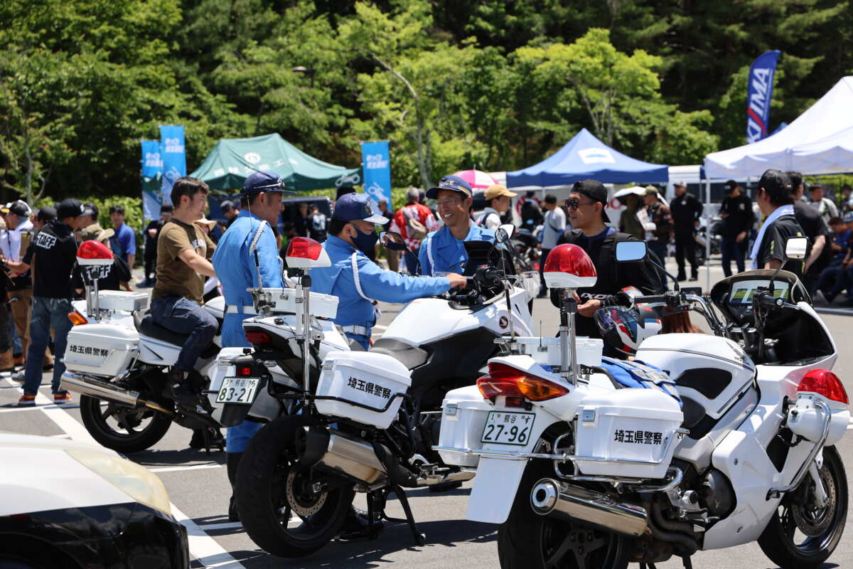 白バイやパトカーの搭乗体験コーナーはいつでも人気！！